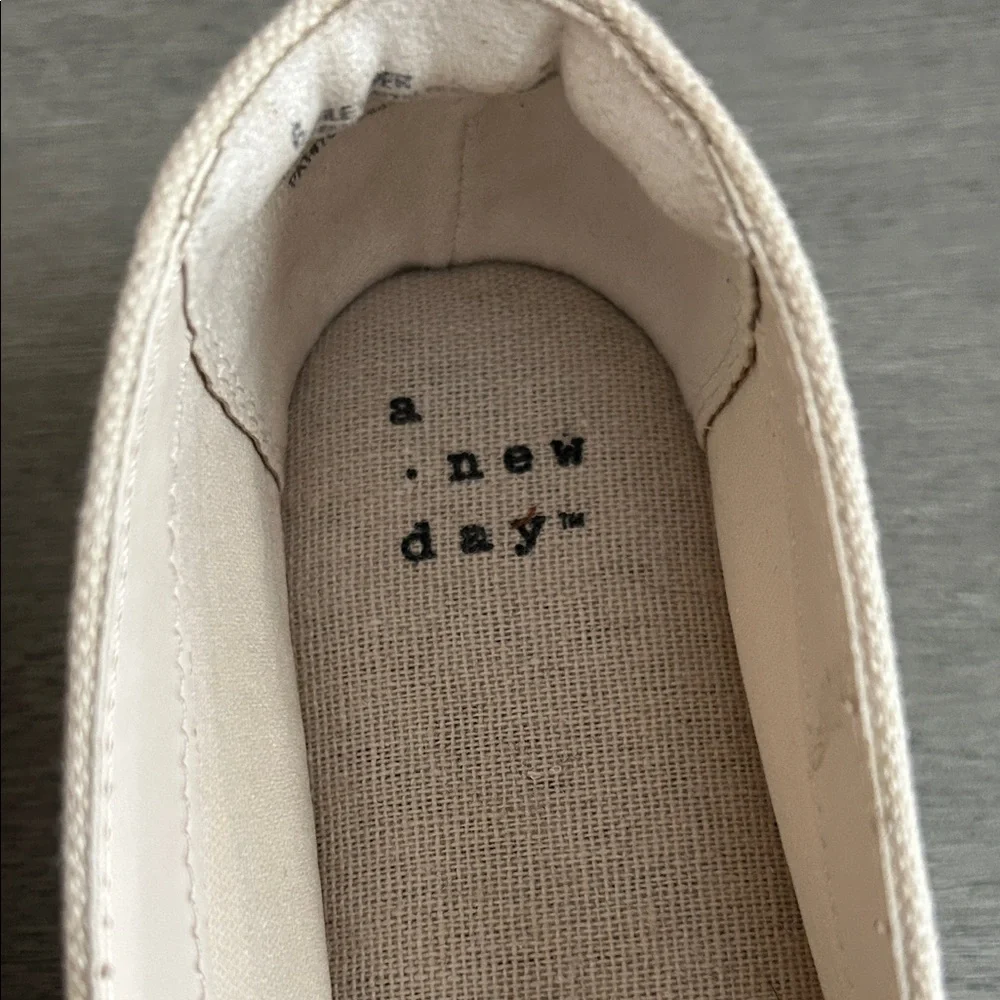 a new day Beige Canvas Espadrilles with Black Cap Toe size 6 NWOT